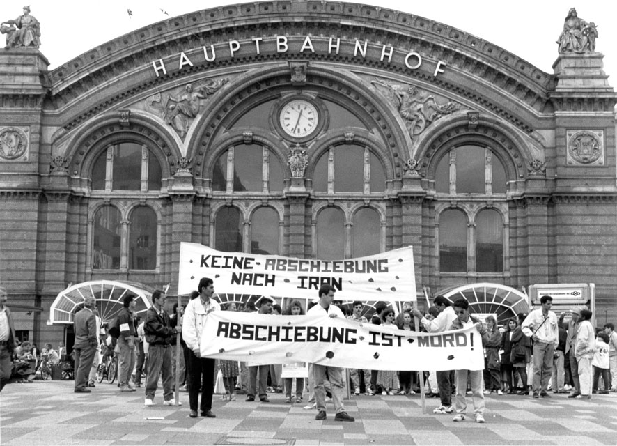 Das Foto zeigt eine Demo vor dem Bremer Hauptbahnhof gegen Abschiebungen in den Iran im Juli 1995. Gut 30 Jahre später diskutiert Deutschland noch immer über Abschiebungen in ein Land, das Menschenrechte nicht kennt.