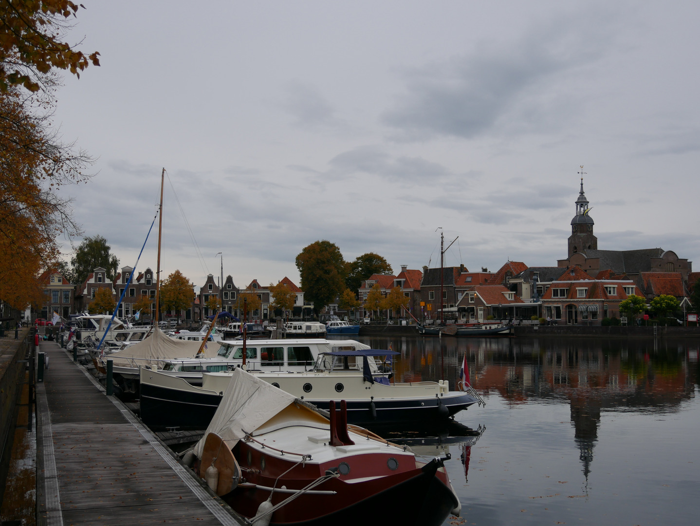 Ein Hafen mit vielen Booten unter grauem Himmel.
