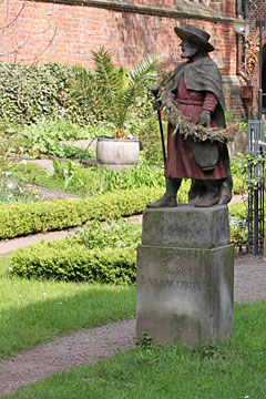 St. Jacobus-Statue im Bibelgarten der St. Petri Domgemeinde