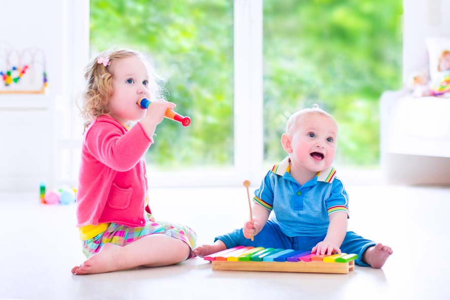 Zwei singende Kleinkinder