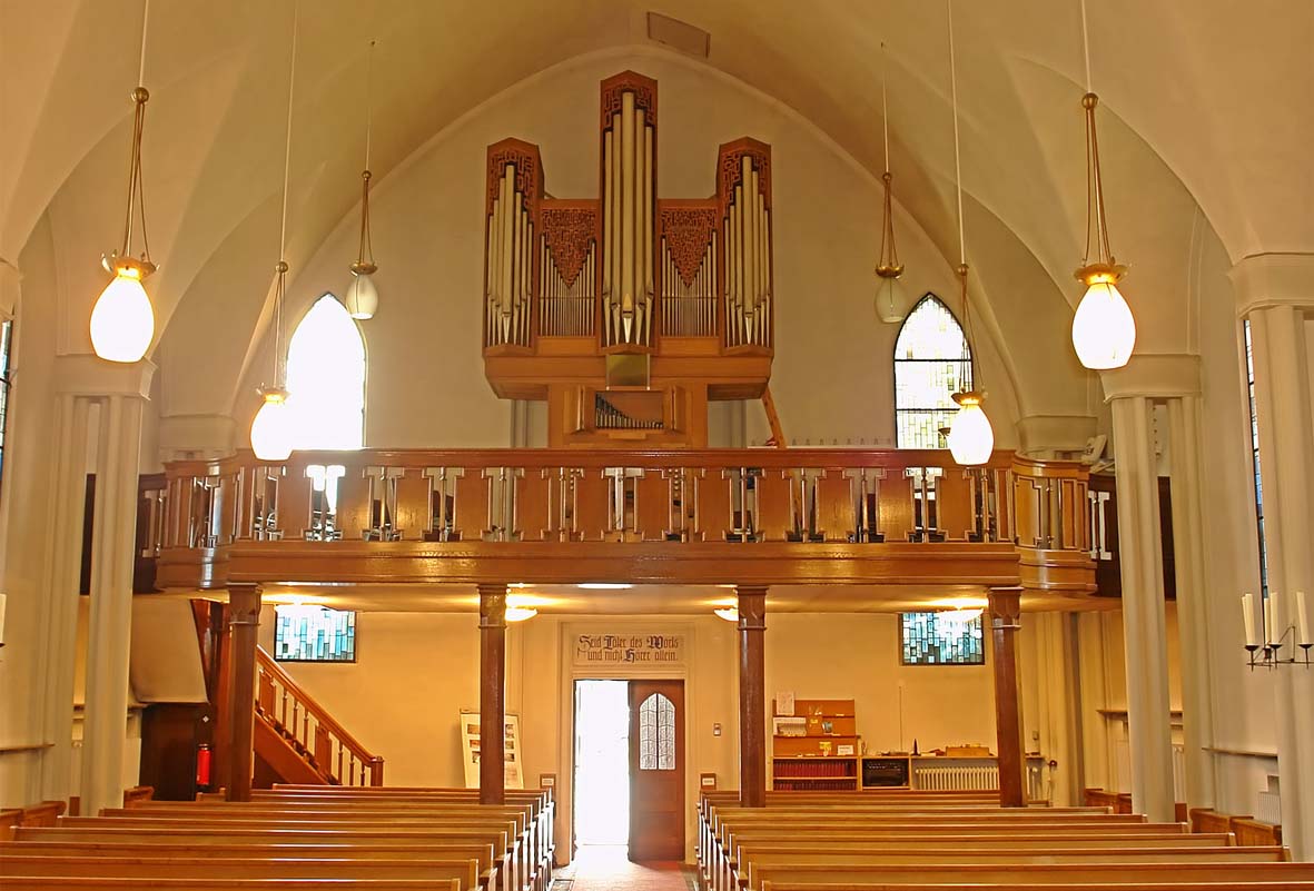 Das Foto zeigt den Kirchraum und die Orgelempore in der Kirche Bremen Alt-Hastedt